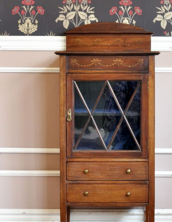 アンティーク家具 マホガニー材のアンティーク家具、ミュージックキャビネット(飾り棚)。アンティークならではのなんとも美しいデザインです。(k-1134k-f)