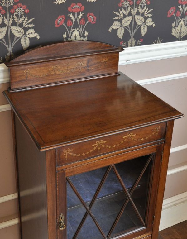アンティーク家具 マホガニー材のアンティーク家具、ミュージックキャビネット(飾り棚)。天板もピカピカにお直ししました。(k-1134k-f)