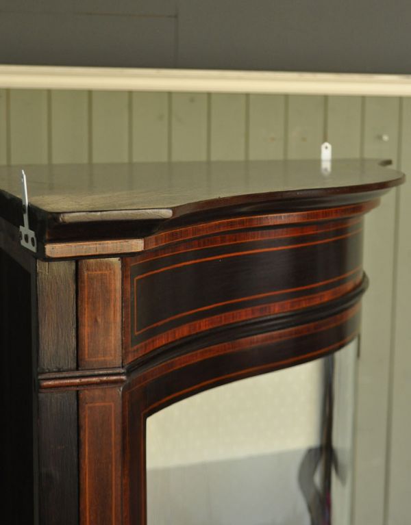 アンティークのキャビネット　アンティーク家具　角を有効に使うアンティーク家具、ガラス扉のコーナーキャビネット。繊細な装飾は見とれる程美しいです。(k-1135k-f)