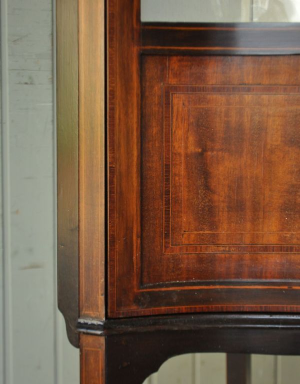 アンティークのキャビネット　アンティーク家具　角を有効に使うアンティーク家具、ガラス扉のコーナーキャビネット。落ち着きのある装飾にはどこか和の美しさを感じます。(k-1135k-f)