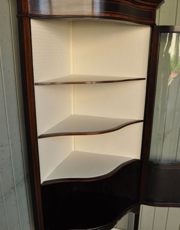 アンティークのキャビネット　アンティーク家具　角を有効に使うアンティーク家具、ガラス扉のコーナーキャビネット。全段、棚板は固定です。(k-1135k-f)