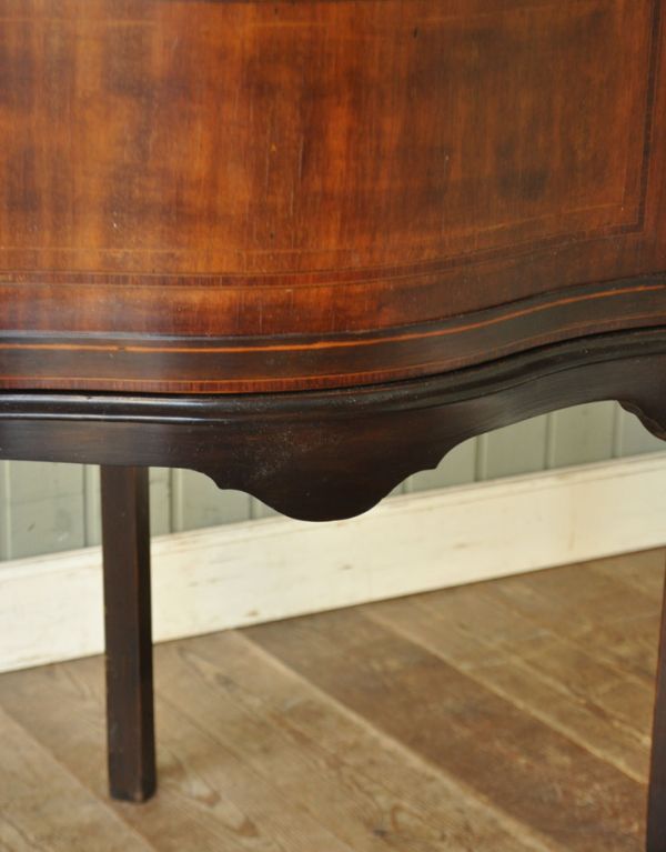 アンティークのキャビネット　アンティーク家具　角を有効に使うアンティーク家具、ガラス扉のコーナーキャビネット。日本のお部屋にも合わせやすいデザインですよ。(k-1135k-f)