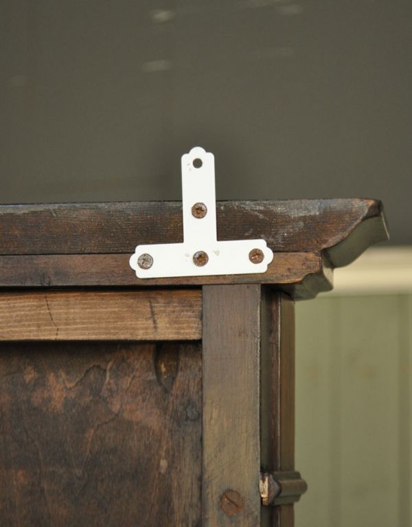 アンティークのキャビネット　アンティーク家具　角を有効に使うアンティーク家具、ガラス扉のコーナーキャビネット。上部に金具がありますので、ネジで壁に固定できます。(k-1135k-f)