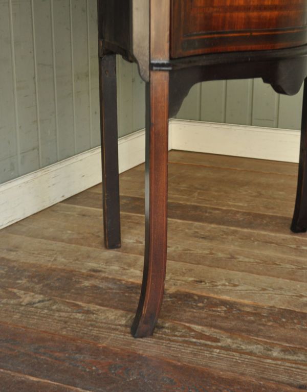 アンティークのキャビネット　アンティーク家具　角を有効に使うアンティーク家具、ガラス扉のコーナーキャビネット。安定感のある脚がしっかり支えます。(k-1135k-f)