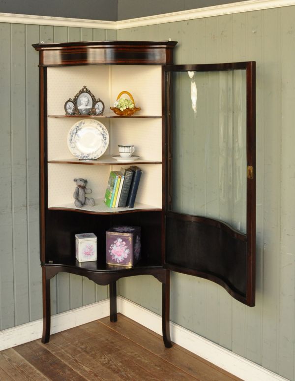 アンティークのキャビネット　アンティーク家具　角を有効に使うアンティーク家具、ガラス扉のコーナーキャビネット。棚も三角形。(k-1135k-f)