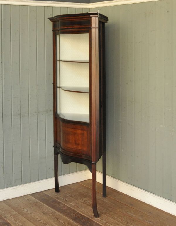 アンティークのキャビネット　アンティーク家具　角を有効に使うアンティーク家具、ガラス扉のコーナーキャビネット。丈夫に作られているので、長くお使いいただけます。(k-1135k-f)