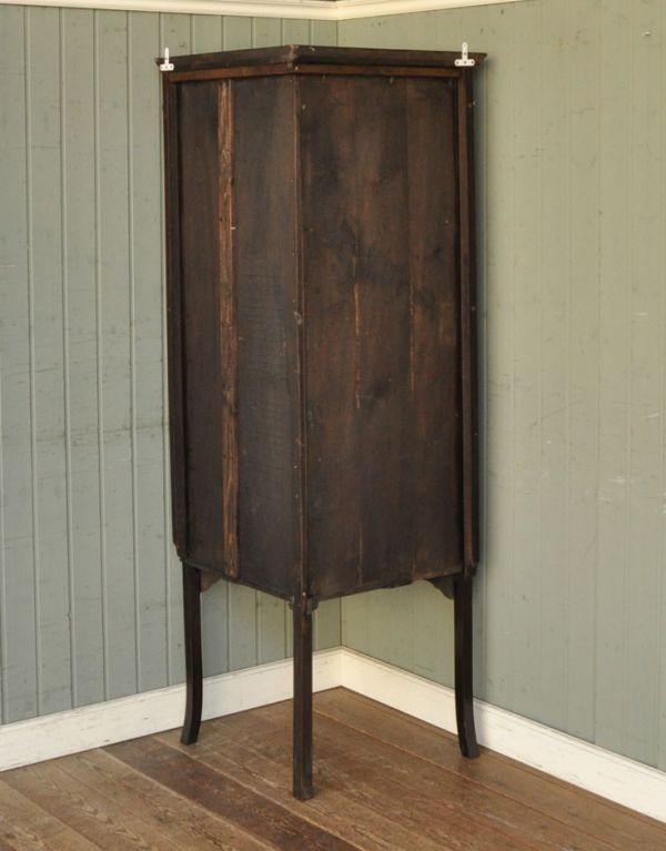 アンティークのキャビネット　アンティーク家具　角を有効に使うアンティーク家具、ガラス扉のコーナーキャビネット。裏側もきちんとメンテナンスしているので、キレイな状態です。(k-1135k-f)