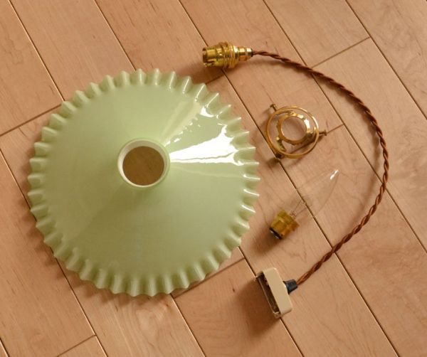 照明・ライティング ミントグリーンのフレンチレース、アンティークシェード。ガラスシェード、コード、電球1個、ギャラリーを全てセットでお届けするので、届いてすぐに取り付けられます。(k-1136-z)