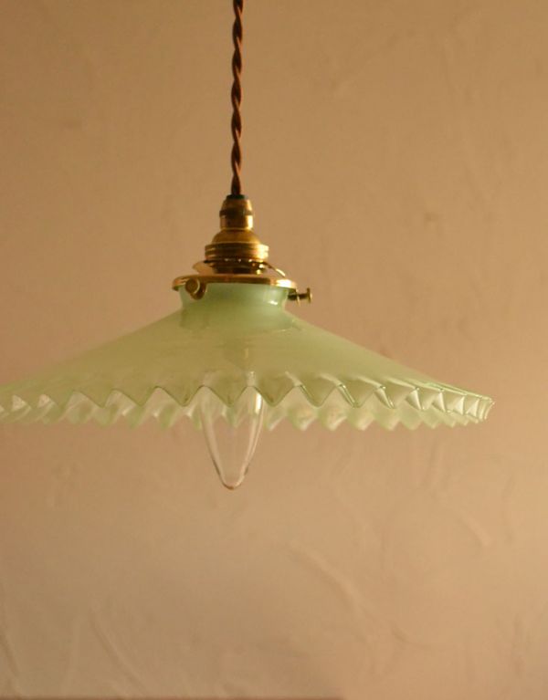 照明・ライティング ミントグリーンのフレンチレース、アンティークシェード。シェードは、アンティークのため、誤差があったり、キズ、汚れが入っている場合もあります。(k-1136-z)