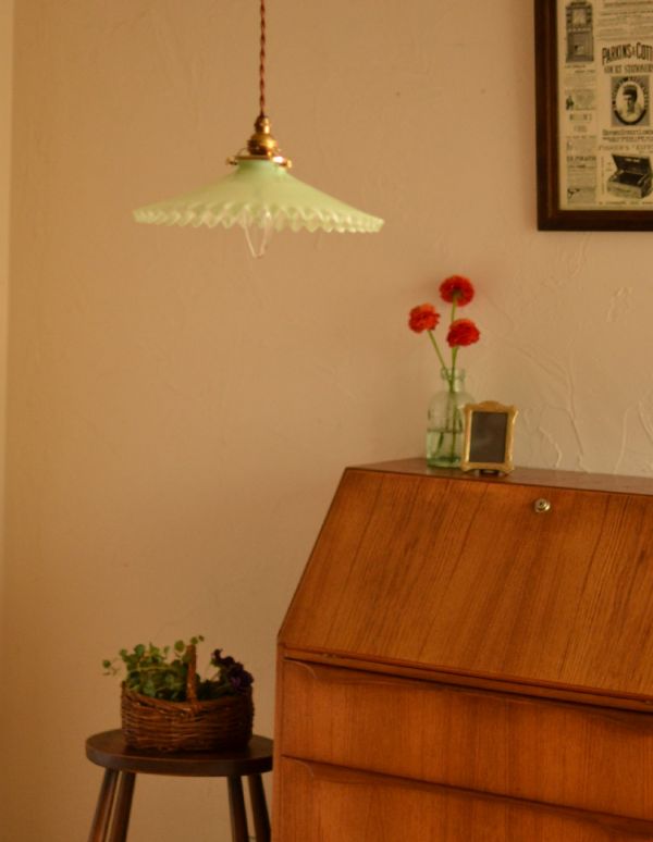 照明・ライティング ミントグリーンのフレンチレース、アンティークシェード。北欧インテリアにもすんなりと馴染むガラスシェードです。(k-1136-z)