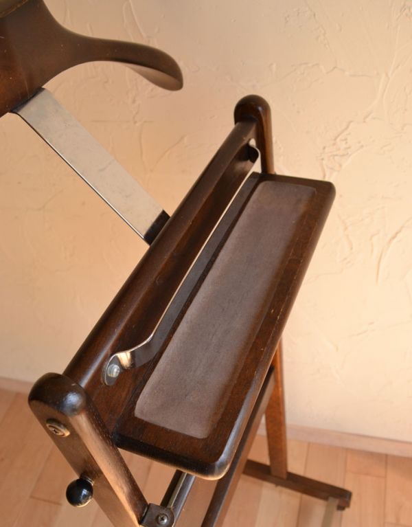 めずらしい家具　アンティーク家具　イギリスのアンティークの家具、移動が楽なハンガーラック。上には、小さな小物置きが付いています。(k-1137-f)