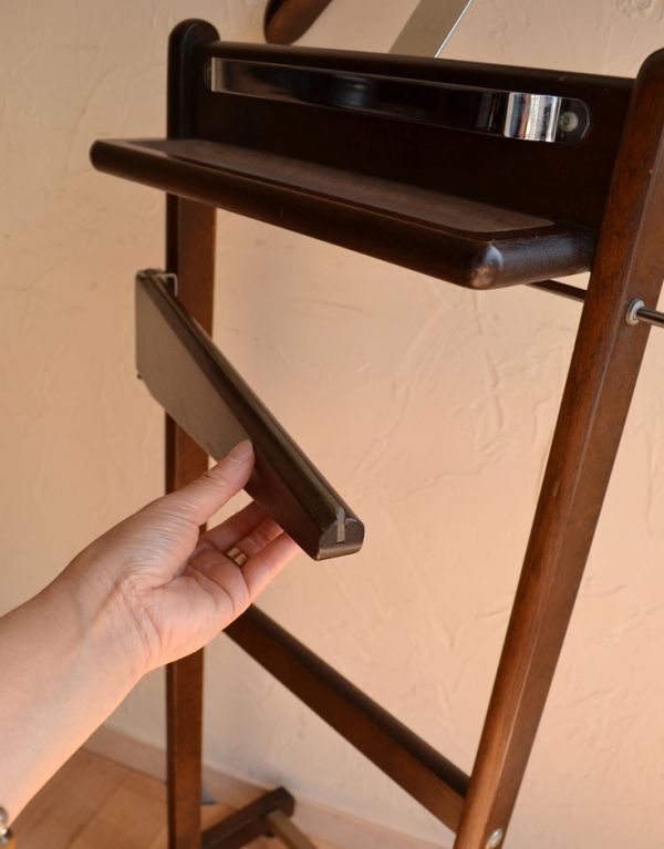 めずらしい家具　アンティーク家具　イギリスのアンティークの家具、移動が楽なハンガーラック。スラックス掛けは１８０°開きます。(k-1137-f)