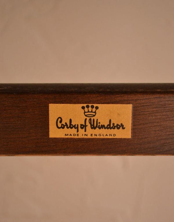 めずらしい家具　アンティーク家具　イギリスのアンティークの家具、移動が楽なハンガーラック。メーカーのタグが残っていました。(k-1137-f)