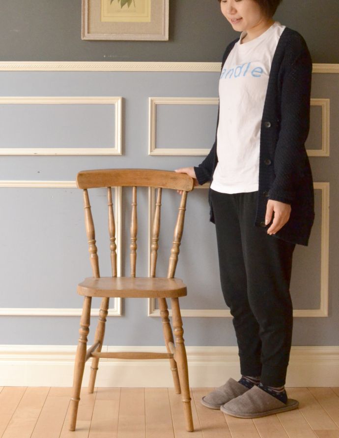 イギリスのアンティークの椅子、彫りが入った可愛い木製のナチュラルな