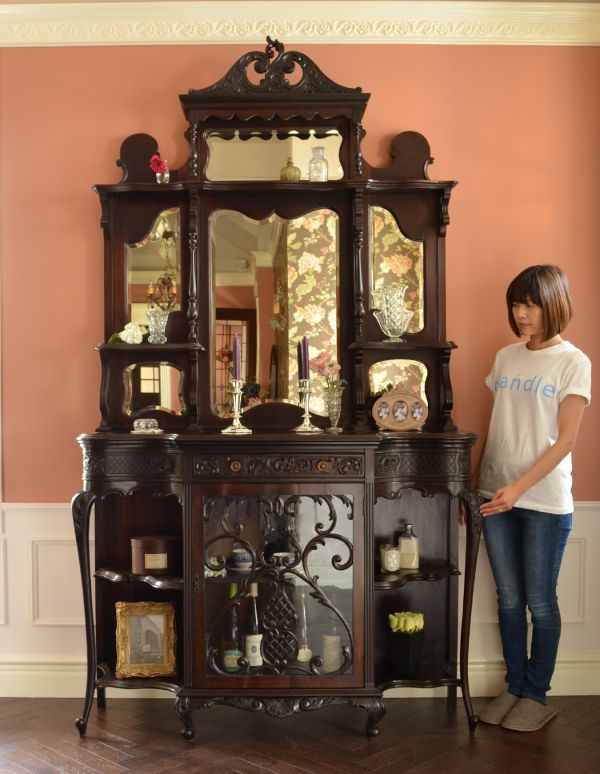 アンティークのキャビネット　アンティーク家具　豪華なアンティーク家具、マホガニー材を使った貴族のキャビネット（飾り棚）。アンティークらしい重厚感がかっこいい家具。(k-1139k-f)