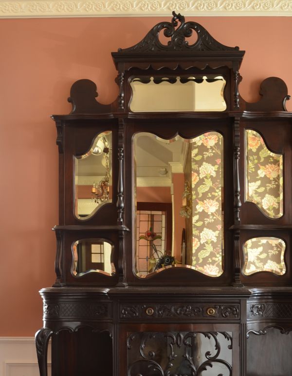 アンティークのキャビネット　アンティーク家具　豪華なアンティーク家具、マホガニー材を使った貴族のキャビネット（飾り棚）。高級感のあるマホガニー材の味わいを存分に活かしつつキレイにお直ししました。(k-1139k-f)