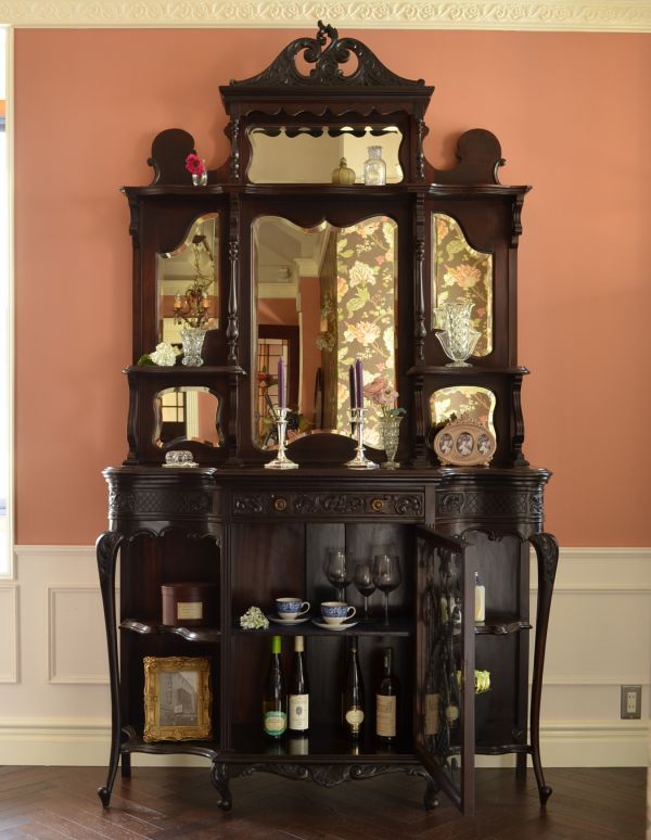 アンティークのキャビネット　アンティーク家具　豪華なアンティーク家具、マホガニー材を使った貴族のキャビネット（飾り棚）。マホガニー材ならではの高級感がお部屋を華やかにしてくれます。(k-1139k-f)