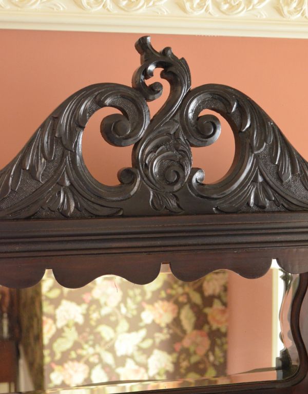 アンティークのキャビネット　アンティーク家具　豪華なアンティーク家具、マホガニー材を使った貴族のキャビネット（飾り棚）。トップのデザインも美しく華やか。(k-1139k-f)