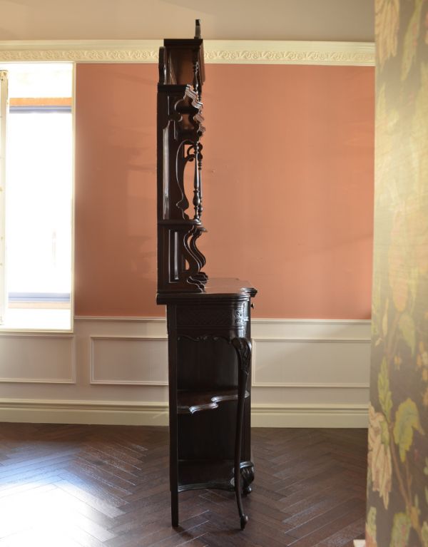 アンティークのキャビネット　アンティーク家具　豪華なアンティーク家具、マホガニー材を使った貴族のキャビネット（飾り棚）。奥行きが浅いので、横から見るととてもスッキリとしていて圧迫感がありません。(k-1139k-f)