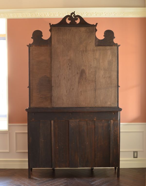 アンティークのキャビネット　アンティーク家具　豪華なアンティーク家具、マホガニー材を使った貴族のキャビネット（飾り棚）。キチンとメンテナンスをしているので、裏もキレイな状態です。(k-1139k-f)