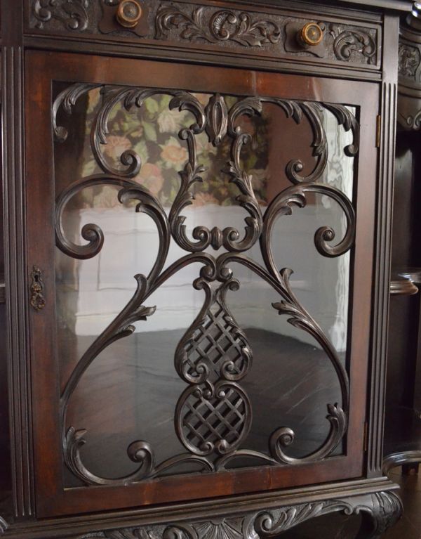 アンティークのキャビネット　アンティーク家具　豪華なアンティーク家具、マホガニー材を使った貴族のキャビネット（飾り棚）。植物をモチーフとした上品な模様が施されています。(k-1139k-f)