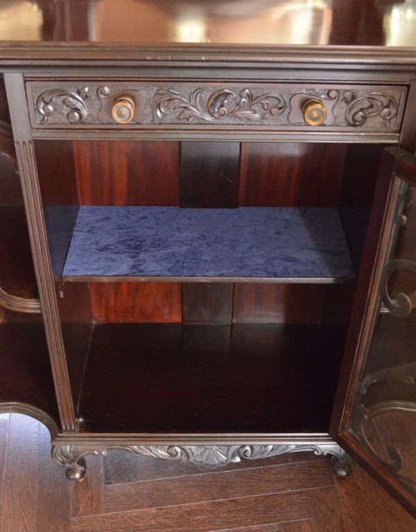 アンティークのキャビネット　アンティーク家具　豪華なアンティーク家具、マホガニー材を使った貴族のキャビネット（飾り棚）。キャビネットの中央には、扉収納があります。(k-1139k-f)