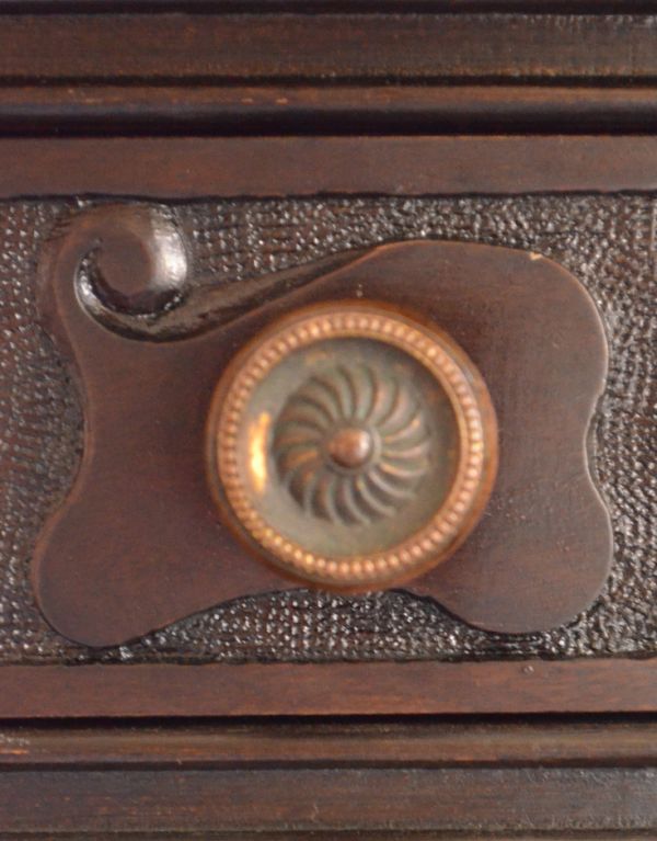 アンティークのキャビネット　アンティーク家具　豪華なアンティーク家具、マホガニー材を使った貴族のキャビネット（飾り棚）。引き出しの取っ手は味わいのあるゴールドでデザインもゴージャス。(k-1139k-f)