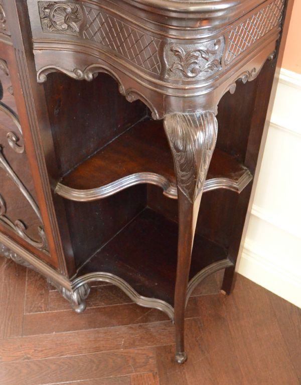 アンティークのキャビネット　アンティーク家具　豪華なアンティーク家具、マホガニー材を使った貴族のキャビネット（飾り棚）。彫られた装飾が、非常に細かくて驚くほど！細部にまで職人のこだわりを感じます。(k-1139k-f)