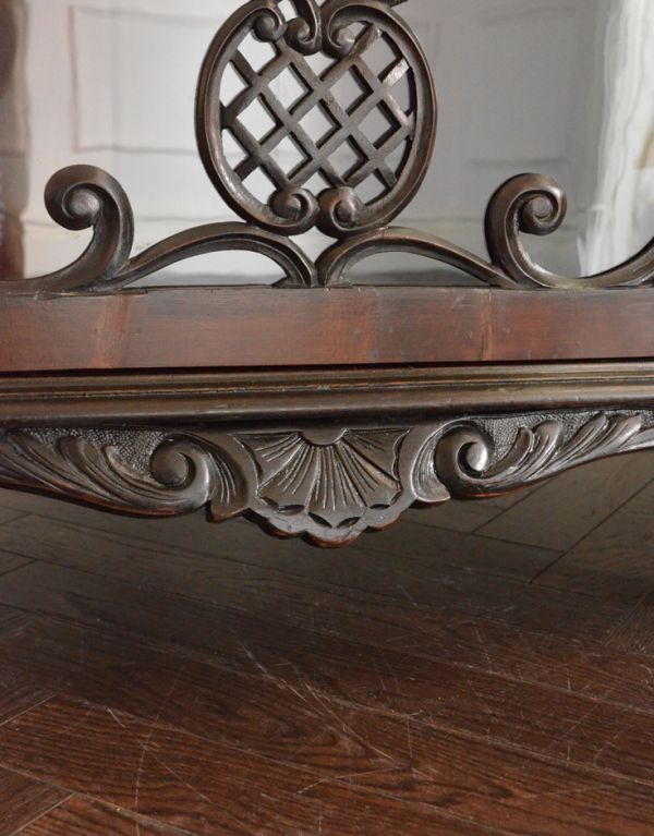 アンティークのキャビネット　アンティーク家具　豪華なアンティーク家具、マホガニー材を使った貴族のキャビネット（飾り棚）。繊細な木の装飾も見逃せません。(k-1139k-f)