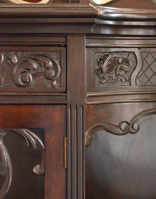 アンティークのキャビネット　アンティーク家具　豪華なアンティーク家具、マホガニー材を使った貴族のキャビネット（飾り棚）。角もキレイな状態です。(k-1139k-f)