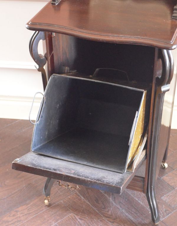 アンティーク家具 英国のアンティーク家具、海外らしいコールボックス(炭入れ)。中も美しい状態です。(k-1140-f)