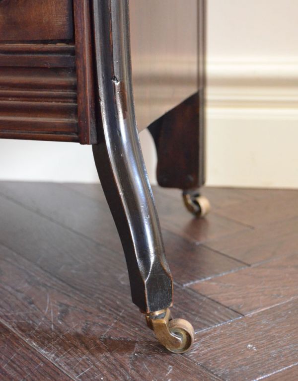 アンティーク家具 英国のアンティーク家具、海外らしいコールボックス(炭入れ)。キャスターがあるので移動も楽です。(k-1140-f)