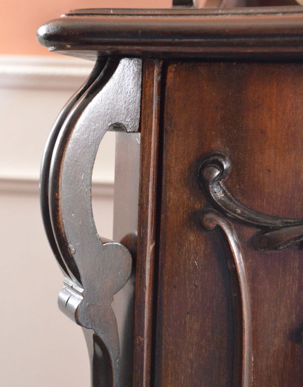 アンティーク家具 英国のアンティーク家具、海外らしいコールボックス(炭入れ)。両サイドに優雅な装飾があります。(k-1140-f)