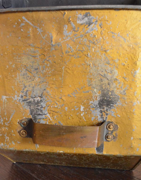 アンティーク家具 英国のアンティーク家具、海外らしいコールボックス(炭入れ)。炭入れにも大きなハンドルがあるので出し入れしやすいです。(k-1140-f)