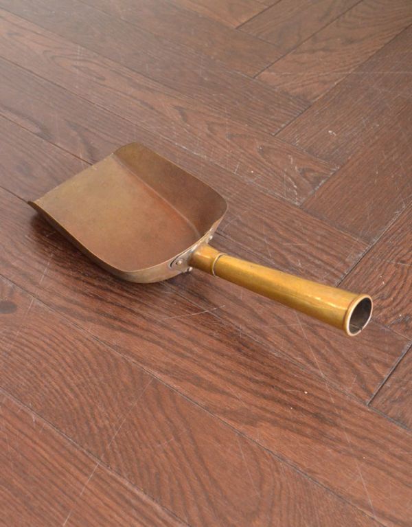 アンティーク家具 英国のアンティーク家具、海外らしいコールボックス(炭入れ)。アンティークの可愛いショベル付です。(k-1140-f)