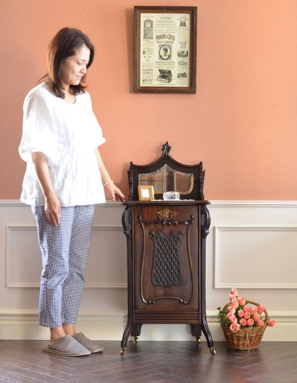 アンティーク家具 英国のアンティーク家具、海外らしいコールボックス(炭入れ)。インテリアとして絵になるので玄関の華やかな顔になります。(k-1140-f)