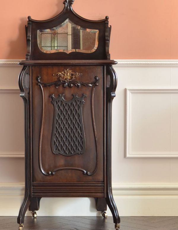 アンティーク家具 英国のアンティーク家具、海外らしいコールボックス(炭入れ)。写真立てや引き出物のグラス、思い出のお土産など飾ることもできる便利なアイテムです。(k-1140-f)