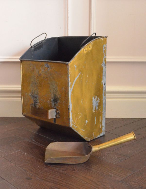 アンティーク家具 英国のアンティーク家具、海外らしいコールボックス(炭入れ)。キャビネットの中には大きな炭入れボックスが入っています。(k-1140-f)