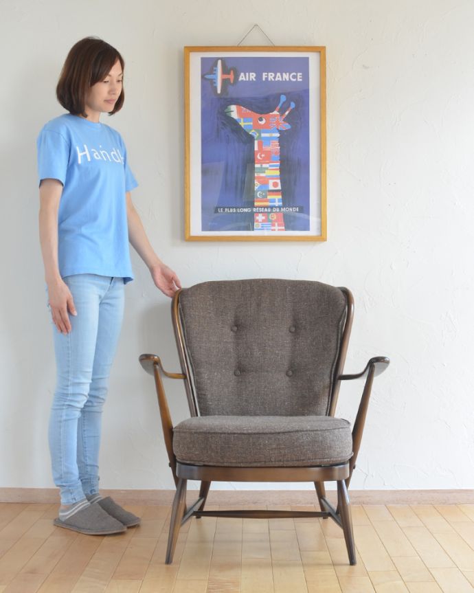 アーコールの家具 アンティーク チェア 歴史あるアーコール社のラウンジチェア、お洒落なイギリスのアンティークチェア。ゆったりくつろげる一人掛けソファは、憧れのインテリア!一脚あるだけで、お部屋がお洒落な雰囲気になります。(k-1141-c)