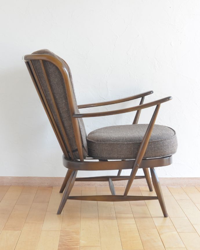 アーコールの家具 アンティーク チェア 歴史あるアーコール社のラウンジチェア、お洒落なイギリスのアンティークチェア。深く腰掛けると、とっても気持ちいいです。(k-1141-c)