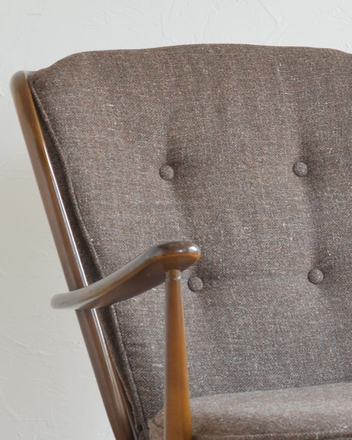 アーコールの家具 アンティーク チェア 歴史あるアーコール社のラウンジチェア、お洒落なイギリスのアンティークチェア。滑らかなカーブがアーコールの特徴。(k-1141-c)