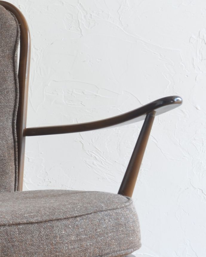 アーコールの家具 アンティーク チェア 歴史あるアーコール社のラウンジチェア、お洒落なイギリスのアンティークチェア。スッキリした肘置きはアーコールならでは。(k-1141-c)