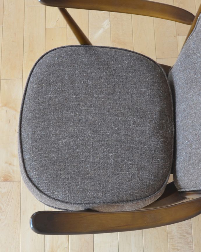 アーコールの家具 アンティーク チェア 歴史あるアーコール社のラウンジチェア、お洒落なイギリスのアンティークチェア。広々としていて、座りやすい座面。(k-1141-c)