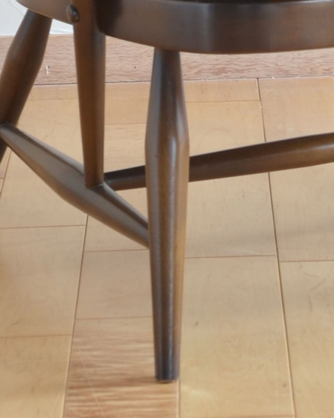 アーコールの家具 アンティーク チェア 歴史あるアーコール社のラウンジチェア、お洒落なイギリスのアンティークチェア。細い脚。(k-1141-c)