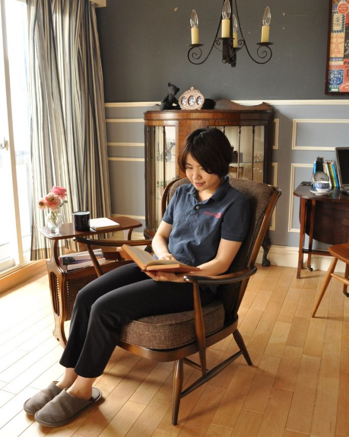 アーコールの家具 アンティーク チェア 歴史あるアーコール社のラウンジチェア、お洒落なイギリスのアンティークチェア。1人掛けのソファって、やっぱり贅沢日本ではあまり使われないんだけれど、一人掛けのソファって、すっごく便利。(k-1141-c)