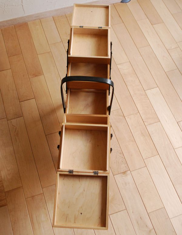 アンティーク家具 どこでも飾りながら使える収納家具、アンティークのソーイングボックス 。3段に分けて収納できます。(k-1141-f)