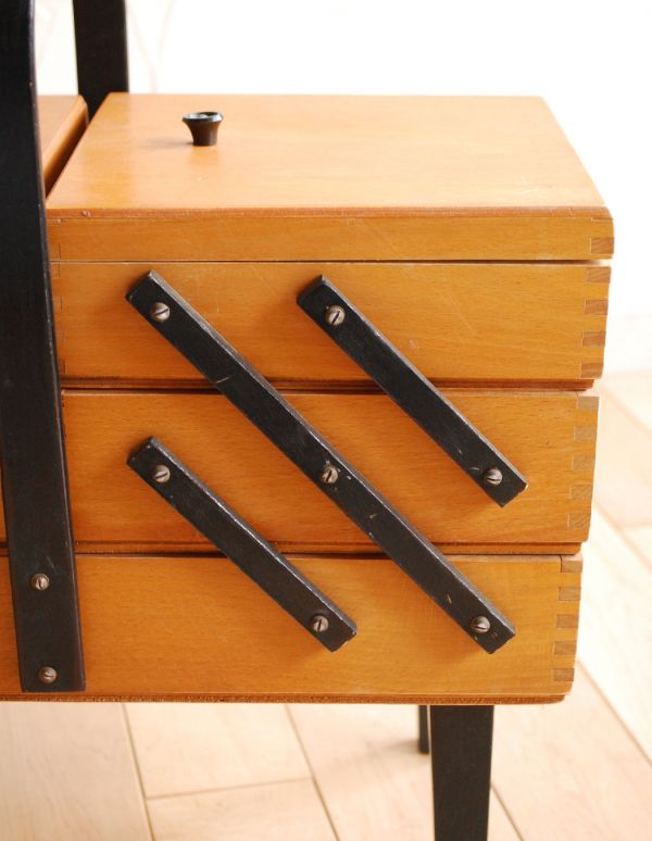 アンティーク家具 どこでも飾りながら使える収納家具、アンティークのソーイングボックス 。きちんと修復してお届けしますので、閉じているときもキレイに収まっています。(k-1141-f)