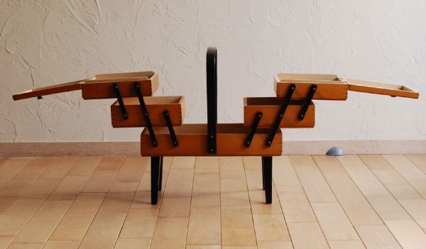 アンティーク家具 どこでも飾りながら使える収納家具、アンティークのソーイングボックス 。見てください!こんな風に広がるんです。(k-1141-f)