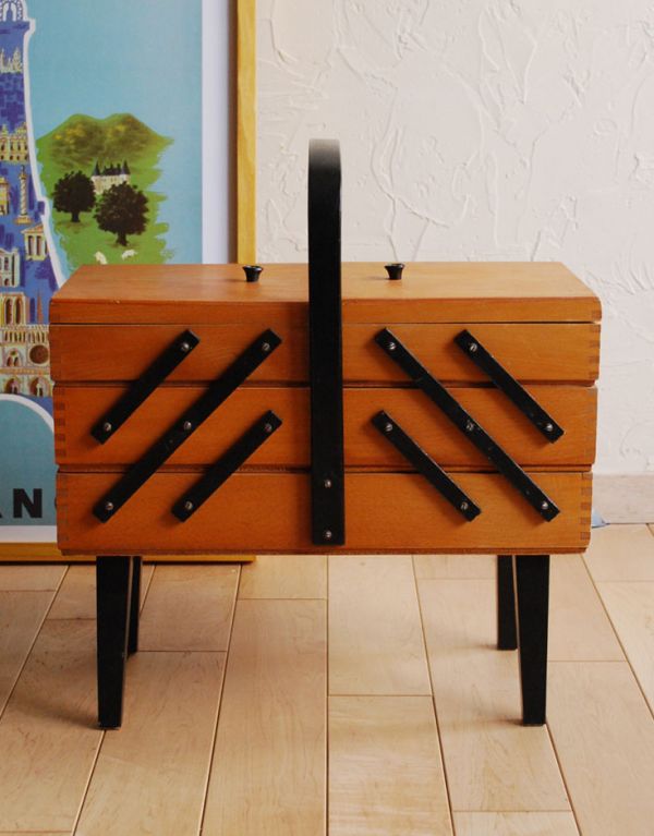 アンティーク家具 どこでも飾りながら使える収納家具、アンティークのソーイングボックス 。茶色と黒色の2色使いが可愛らしいです。(k-1141-f)