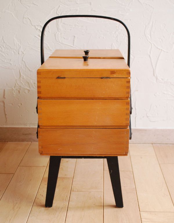 アンティーク家具 どこでも飾りながら使える収納家具、アンティークのソーイングボックス 。横から見るとこんな感じ。(k-1141-f)